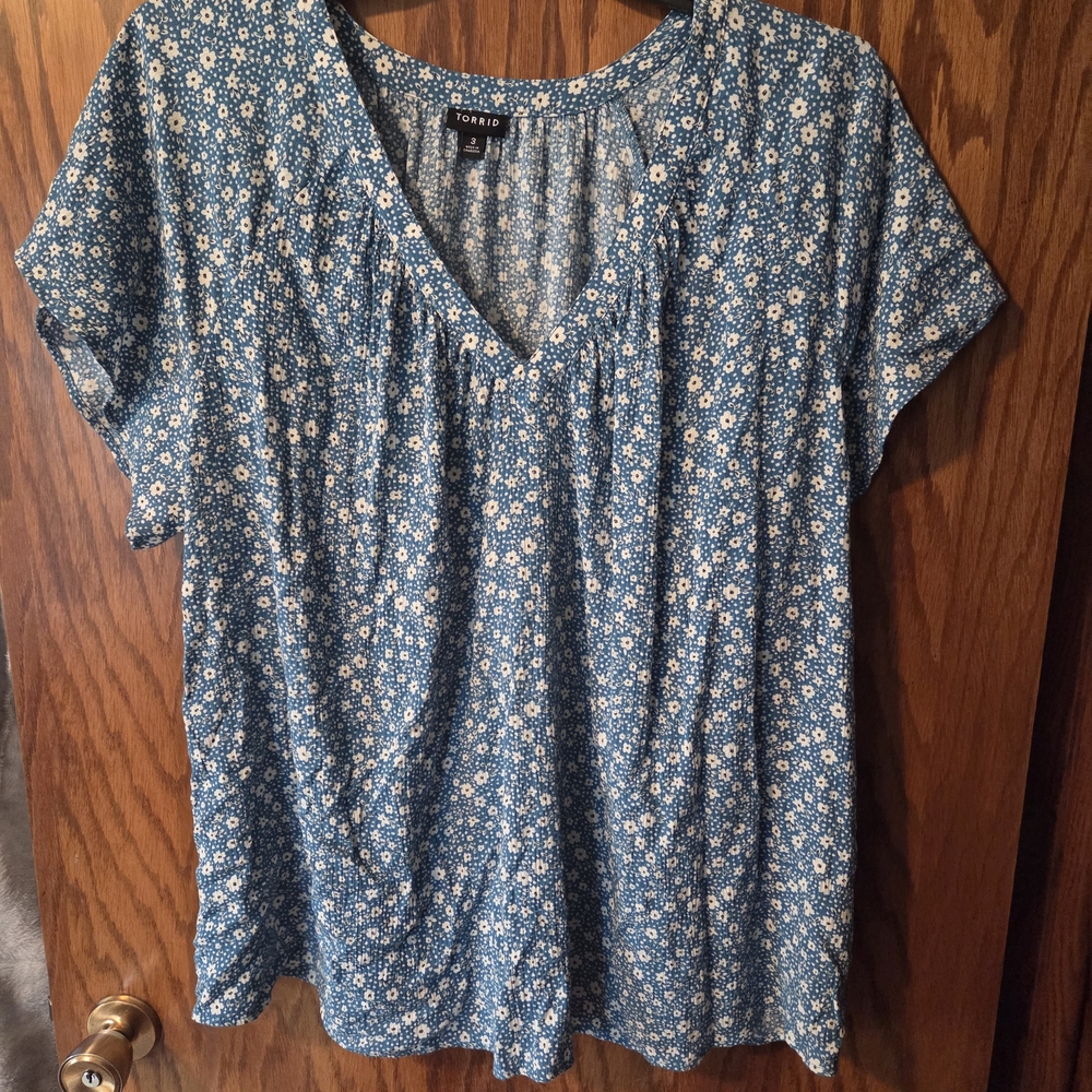 Torrid Blue Floral V-Neck Short Sleeve Top